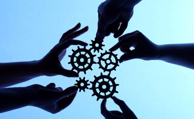 Banner | Aetna Aligns Incentives to Drive Innovation. Shown in silhouette, hands holding gears of various sizes bring them together in the middle of the photo.