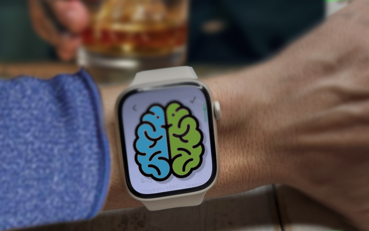 4 RPM Innovative Practices for Behavioral Health Patients. A patient wears a behavioral health remote patient monitoring (RPM) wearable on her wrist which displays a brain with the left hemisphere blue and the right hemisphere green.